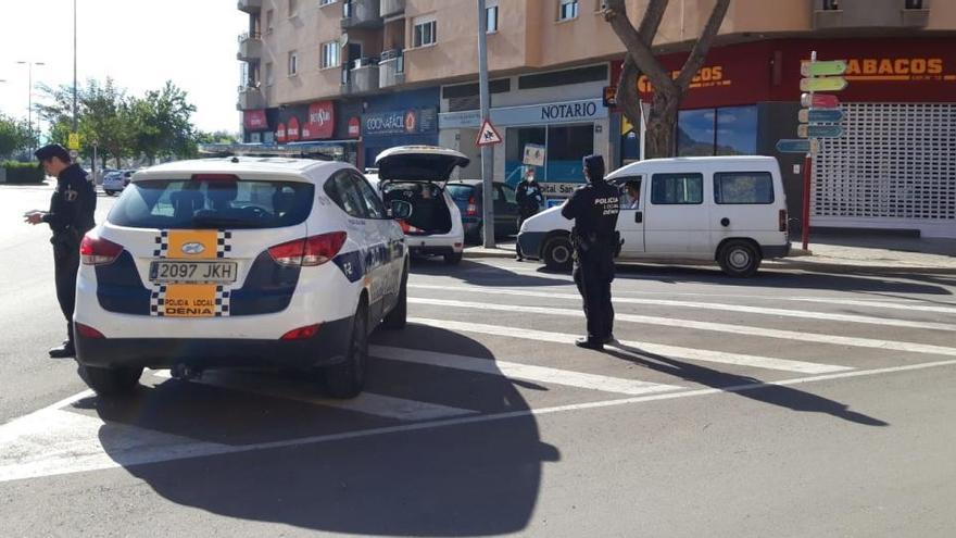 Sorprenden a dos adultos con tres niños paseando por la playa de Dénia