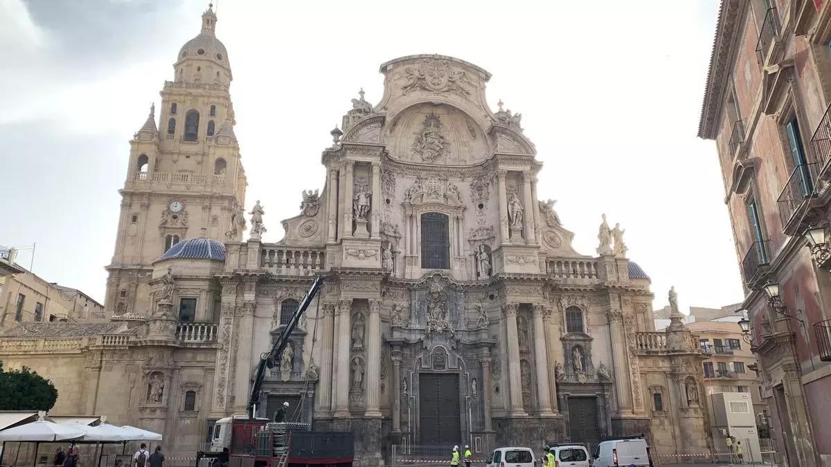 Se inicia el montaje del andamio para la restauración de la fachada de la Catedral de Murcia