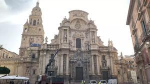 Se inicia el montaje del andamio para la restauración de la fachada de la Catedral de Murcia.