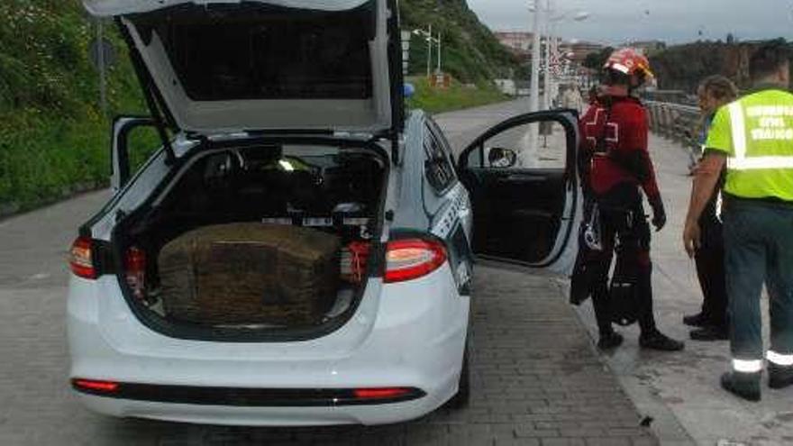 El objeto encontrado, en el coche de la Guardia Civil.