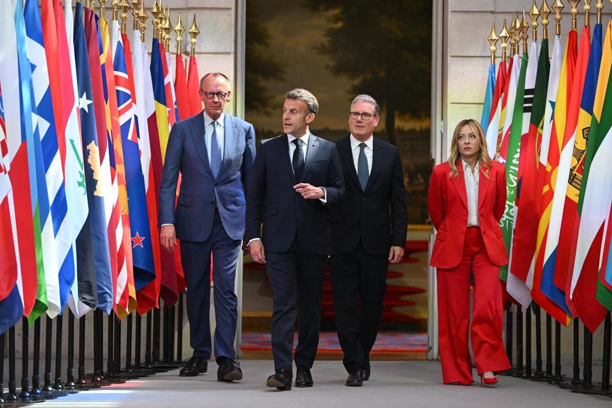 El canciller alemán, Friedrich Merz; el presidente francés, Emmanuel Macron; el primer ministro británico, Keir Starmer, y la italiana, Giorgia Meloni, este viernes en el Elíseo.