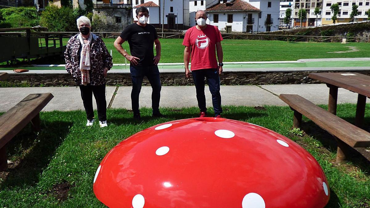 Mary Fernández, Julio Santiago y Celso Fernández, ayer, en la presa, mostrando parte de la seta con efecto de ducha que se colocará en el Prao del Molín. | D. Á.