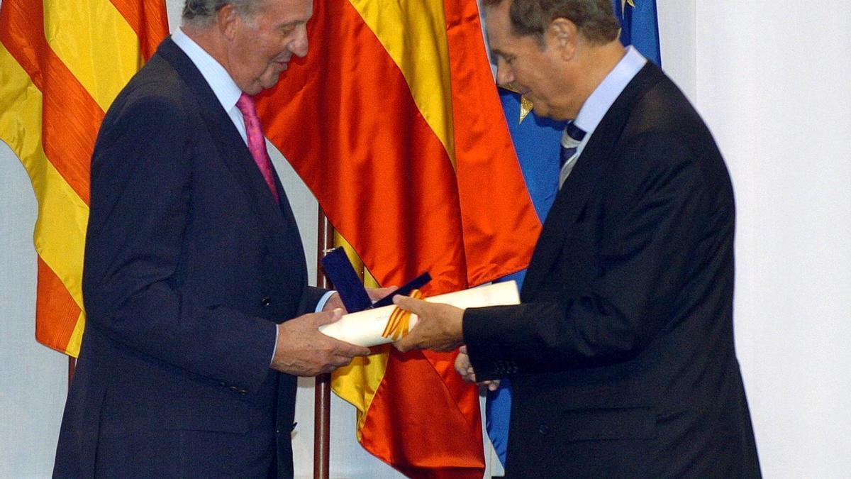 El rey Juan Carlos entrega al empresario Gabriel Escarrer (d), fundador y presidente de la compañía hotelera Sol Meliá, la Medalla de Oro de la Comunidad Autónoma de Baleares, en un acto que tuvo lugar en el castillo de Bellver de Palma.
