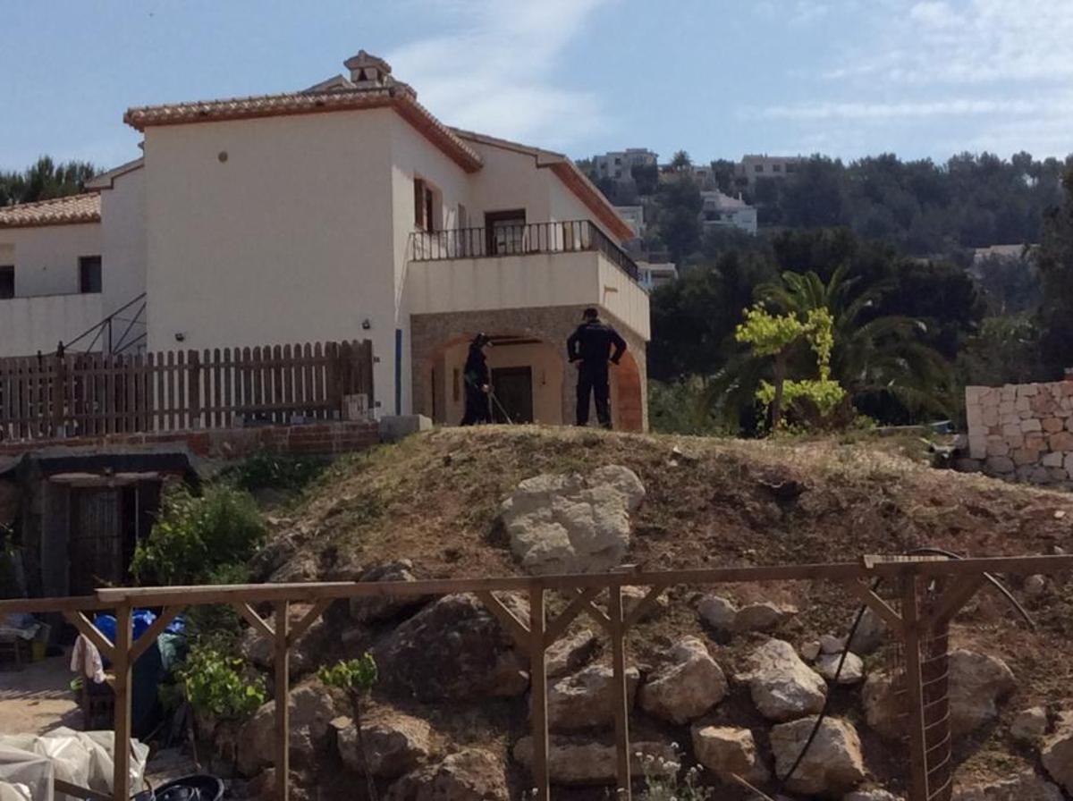 La Policía busca en la parcela del presunto yihadista con un localizador de metales. La Policía busca en la parcela del presunto yihadista con un localizador de metales.