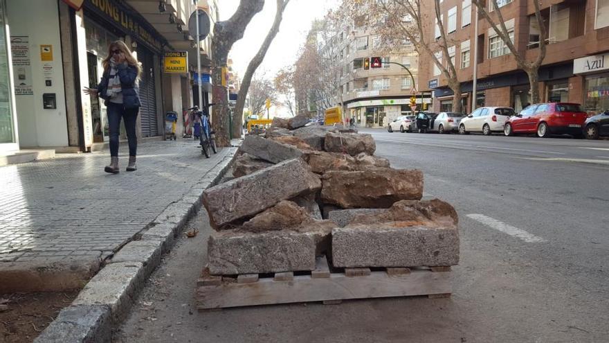 Cort cambia los bordillos de piedra por incumplir el código de la edificación