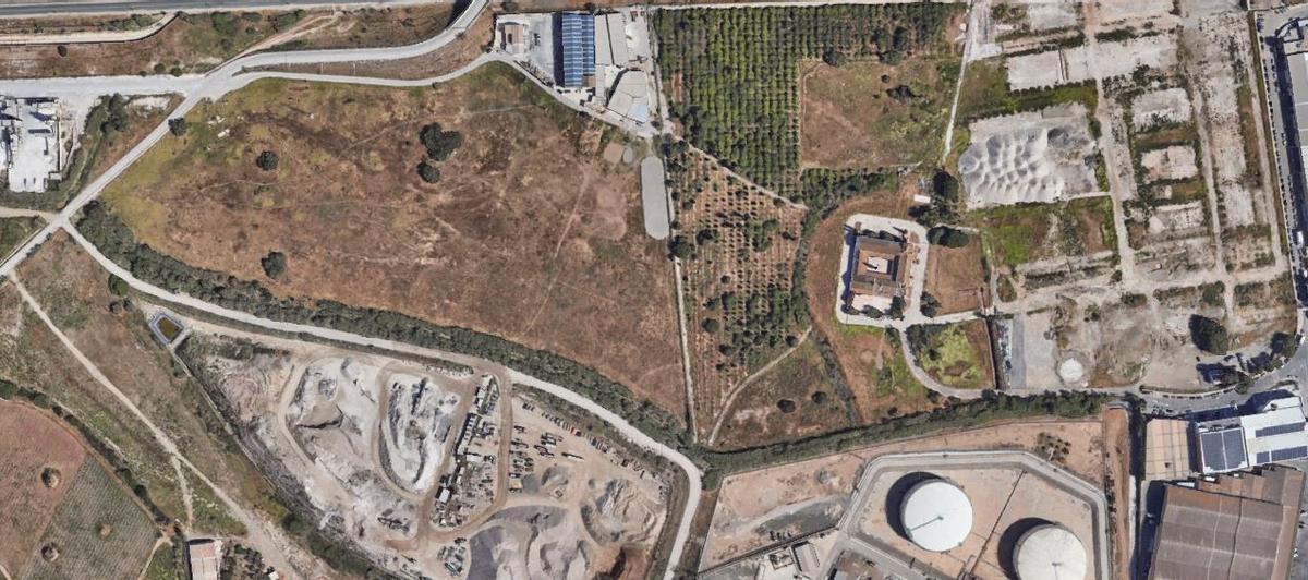Suelos de Bacardí donde va el nuevo centro logístico de Málaga.