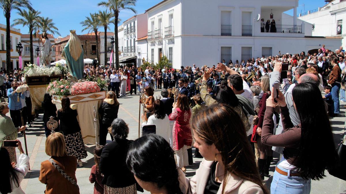 Centenares de personas acudieron a la plaza para ver el Encuentro