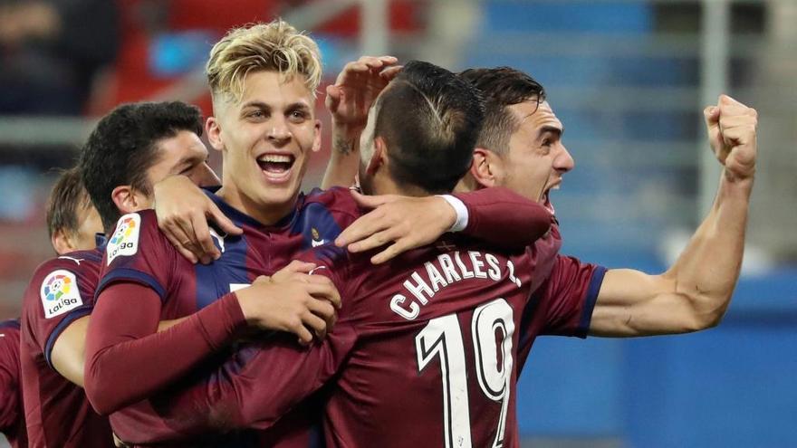 Los jugadores del Eibar festejan uno de los goles marcados ayer ante el Betis. // Juan Herrero