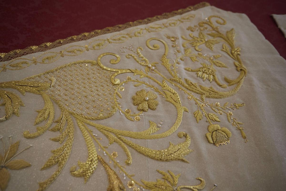 Así es el manto de la Virgen "Un poco de muchos" al detalle Así es el manto de la Virgen "Un poco de muchos" al detalle