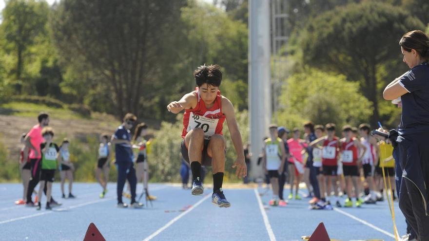 Estreno de las pistas de atletismo de A Estrada: «É un orgullo e unha satisfacción»