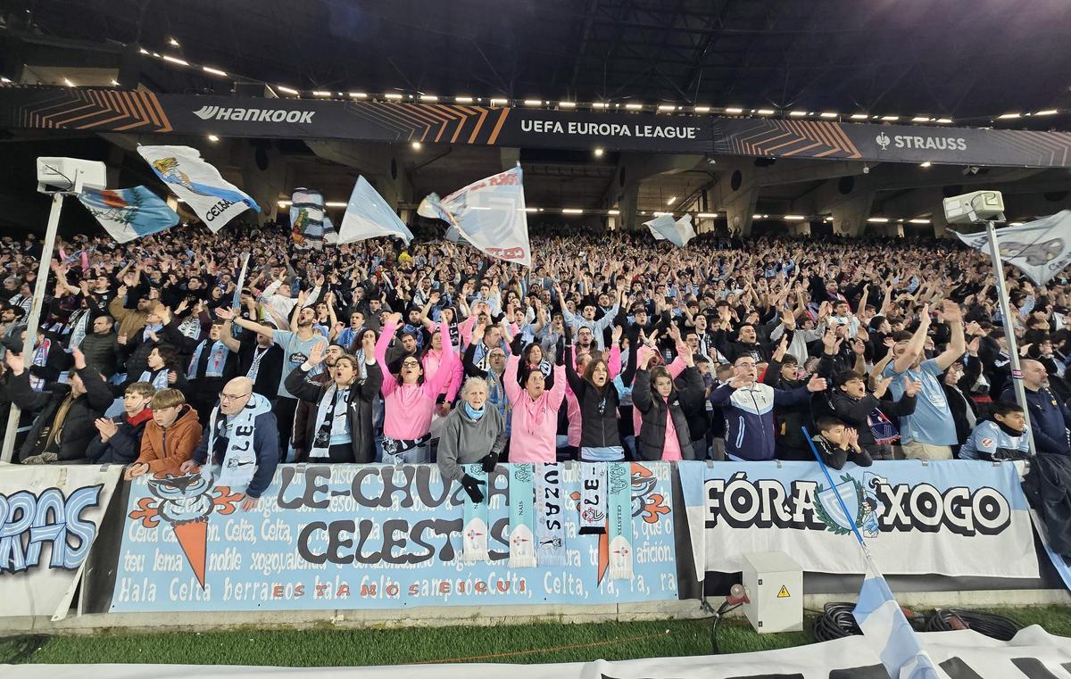 Aficionados celestes en la grada de Marcador de Balaídos al final del partido Celta - Olymplique de Lyon.