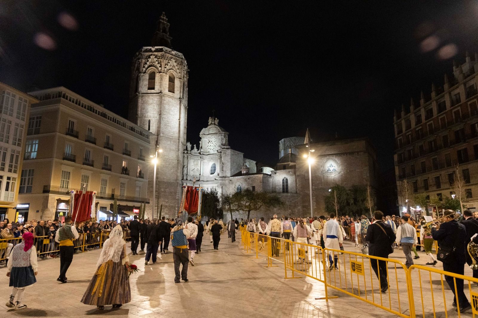 Las comisiones llegan a la Plaza de la Reina