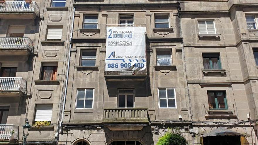 Edificio situado en la calle Bolivia, con el cartel del estudio Visier Arquitectos.