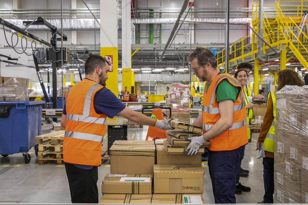 Imagen de un centro logístico de Amazon en Zaragoza