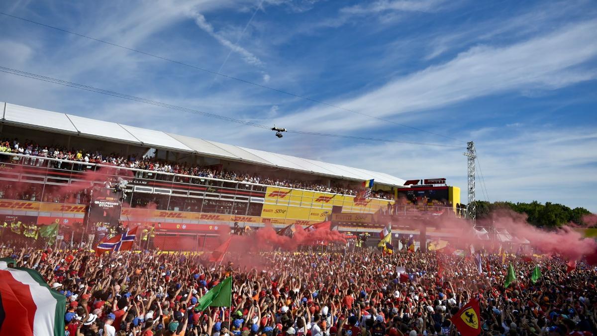 Los tifosi llenan de pasión y color el circuito de Monza