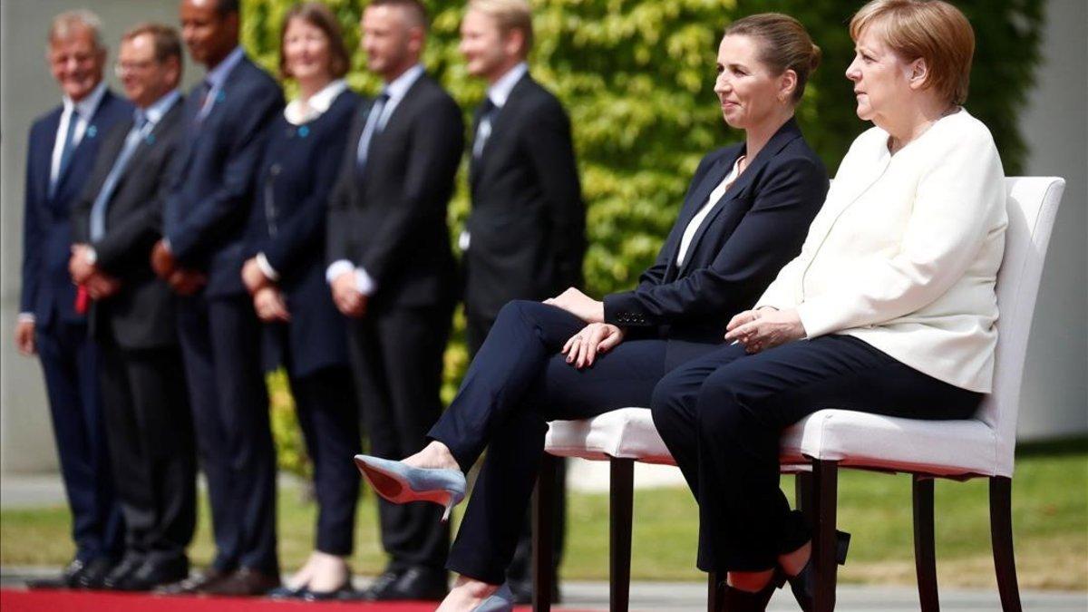 Merkel participa sentada en honores militares para evitar un nuevo temblor