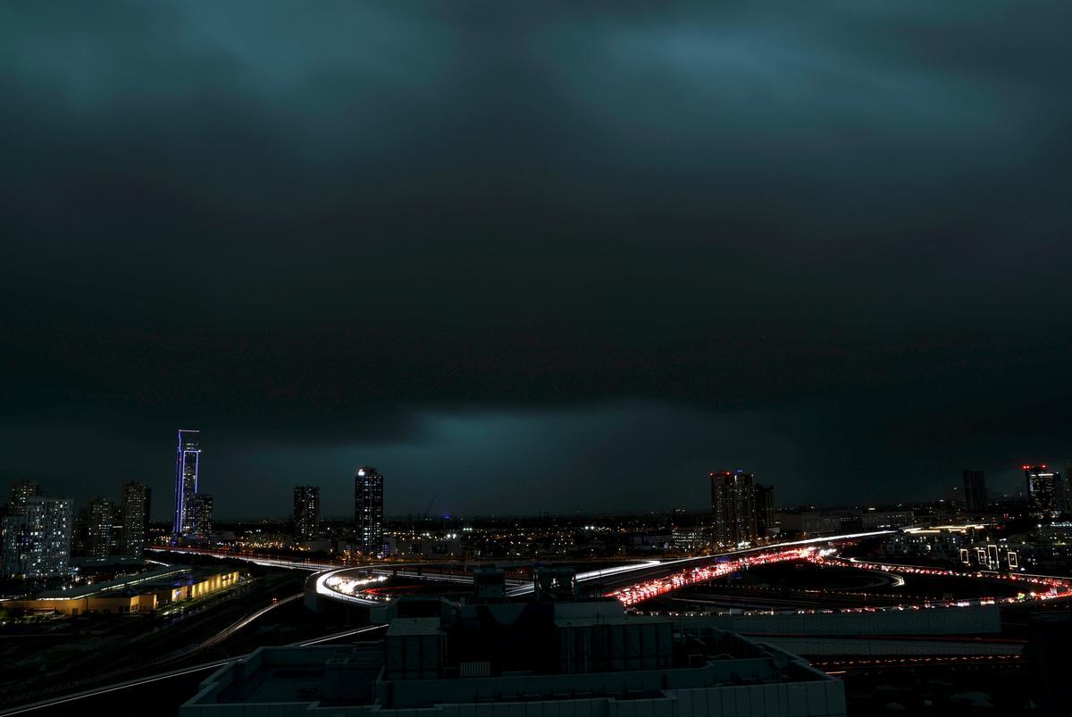 Un temporal inunda Dubái y paraliza carreteras y aeropuertos.