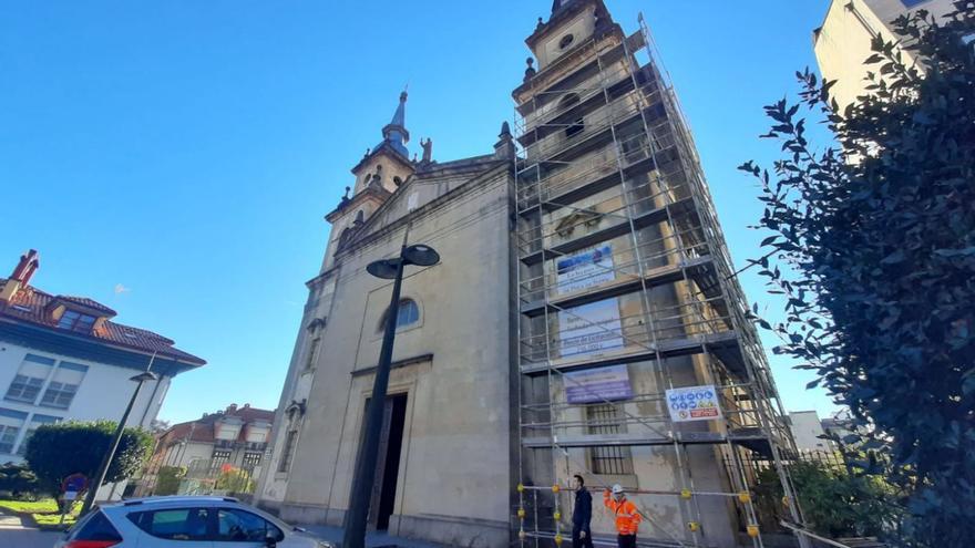 La torre derecha de la iglesia de la Pola, andamiada. | L. Palacios