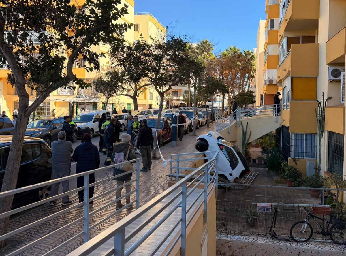 Imagen del coche que ha caído en una terraza en ses Figueretes.