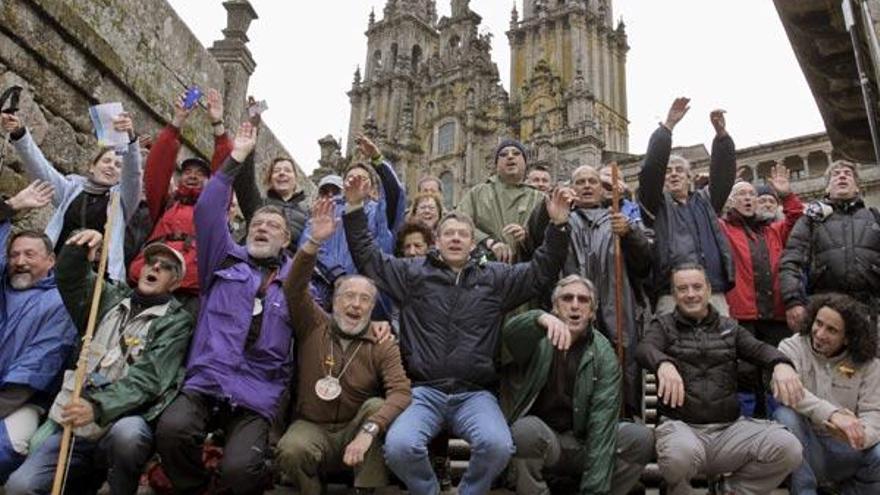 El director territorial del BBVA, Carmelo Beltrán (c), posa con un grupo de voluntarios de la entidad financiera e internos de la cárcel de Alcalá-Meco