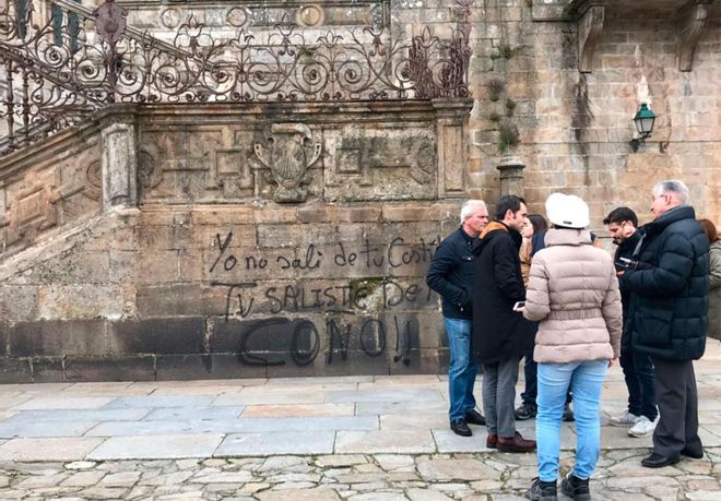 Aparecen nuevas pintadas en la Catedral de Santiago