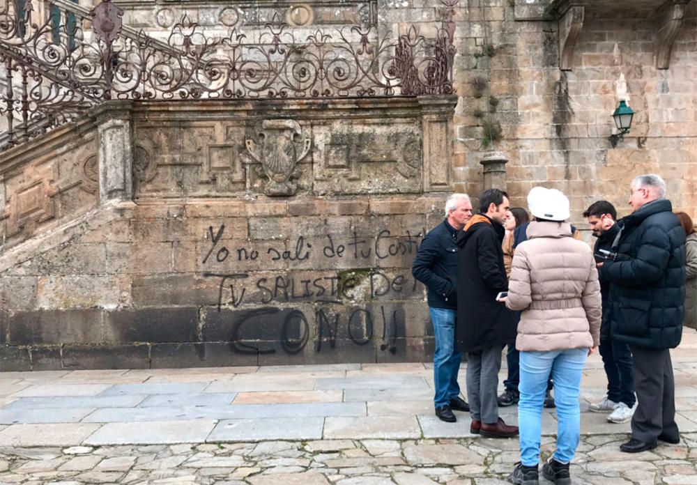 Aparecen nuevas pintadas en la Catedral de Santiag