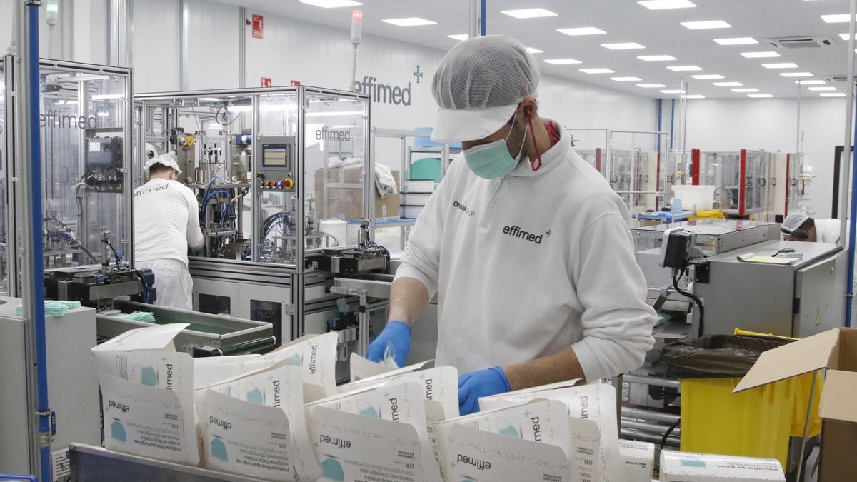 Un trabajador en el interior de las instalaciones de la empresa Efficold.