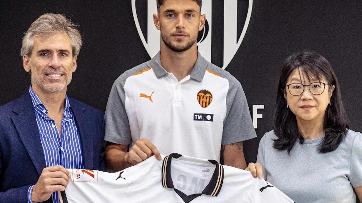 Yaremchuk ya posa con la camiseta del Valencia