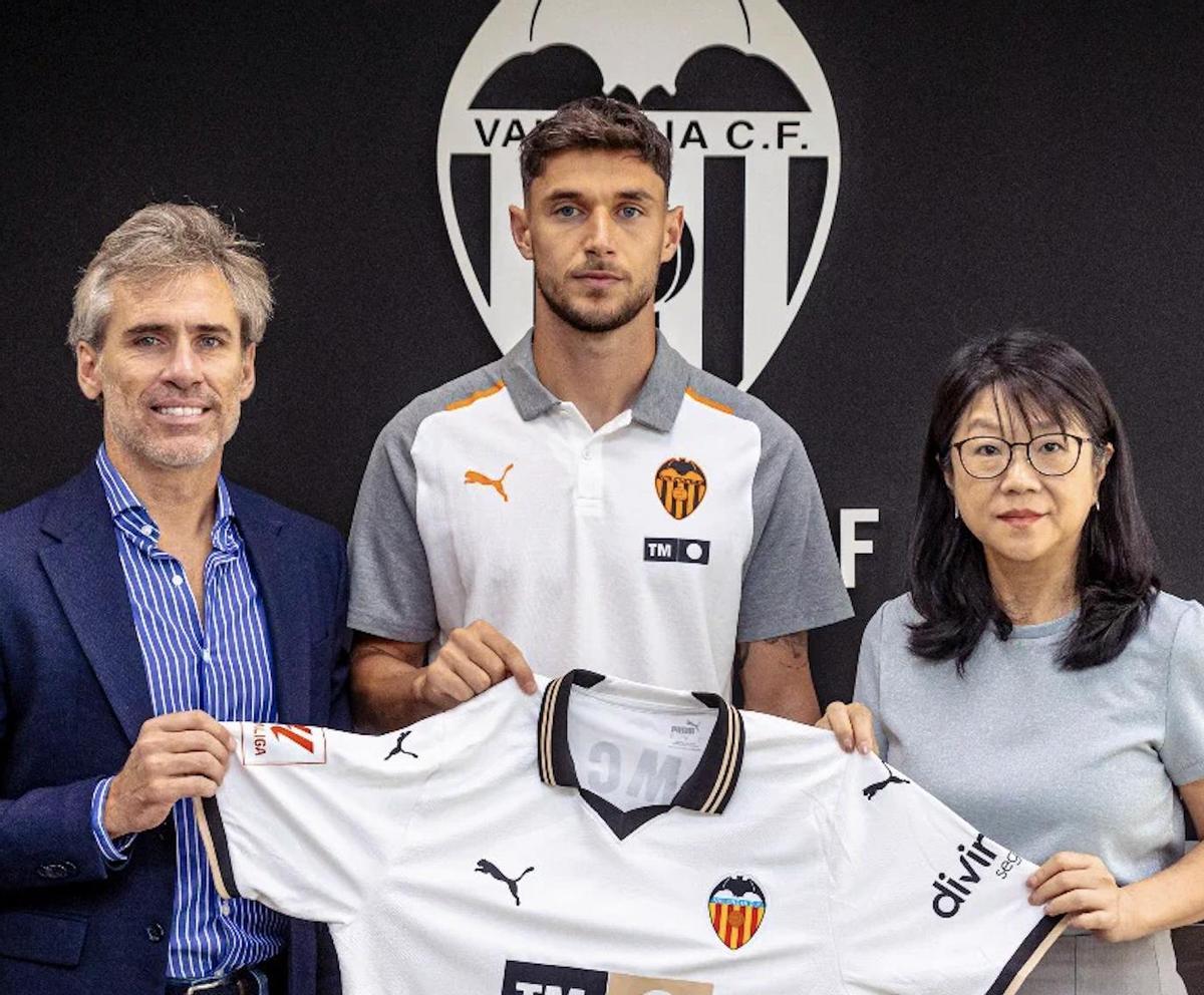 Yaremchuk ya posa con la camiseta del Valencia