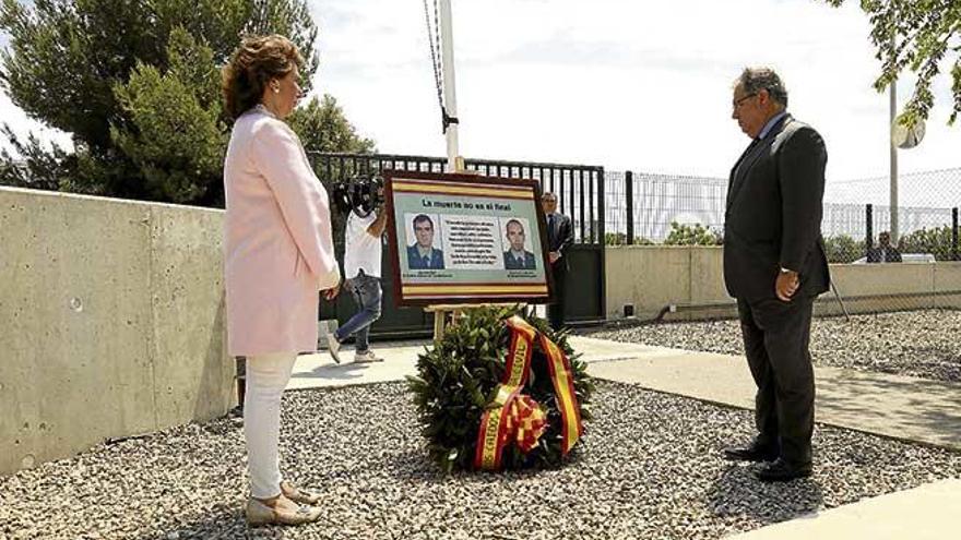 Zoido junto a la madre de Diego Salvà, Montse Lezaún, ayer en el homenaje en Palmanova.