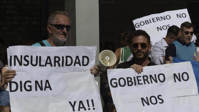 Concentración de funcionarios frente a los juzgados por una insularidad «digna».