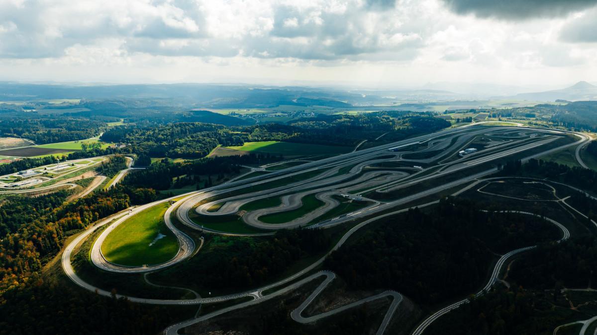 Mercedes-Benz yeni test pistinde yapay bir güneş yarattı