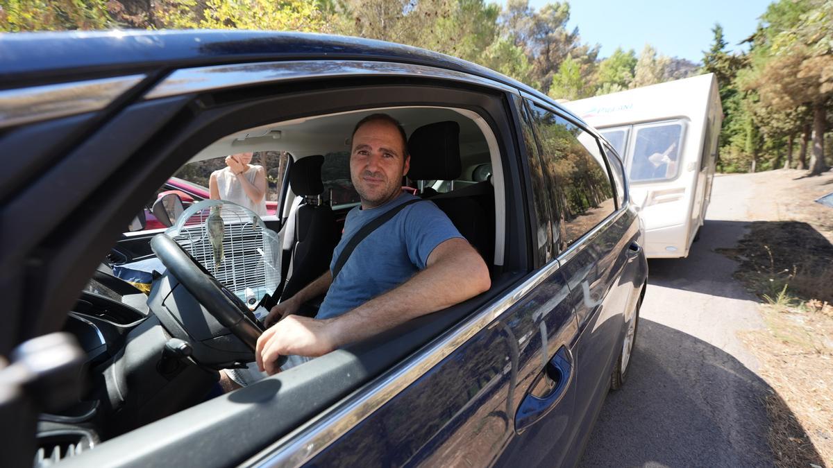 Un turista de Murcia recupera su caravana después de haber autorizado el acceso al camping de Los Cloticos.