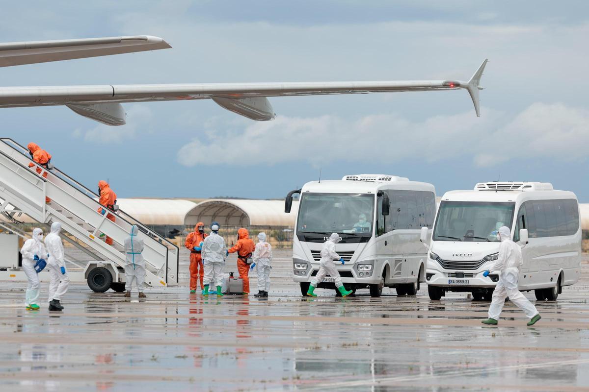 La llegada de los 14 pasajeros españoles del MV Hondius a la base aérea madrileña de Torrejón, en imágenes