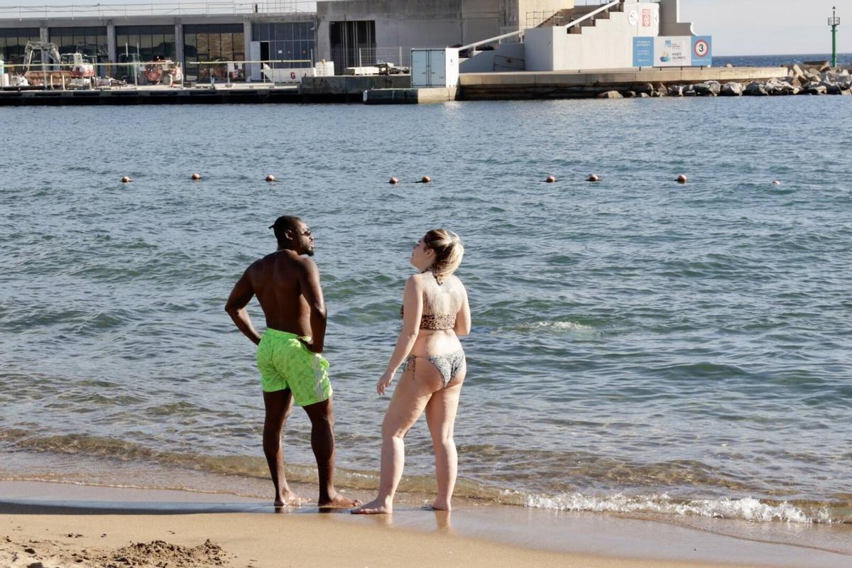 Barceloneses acuden a la playa por las altas temperaturas de noviembre