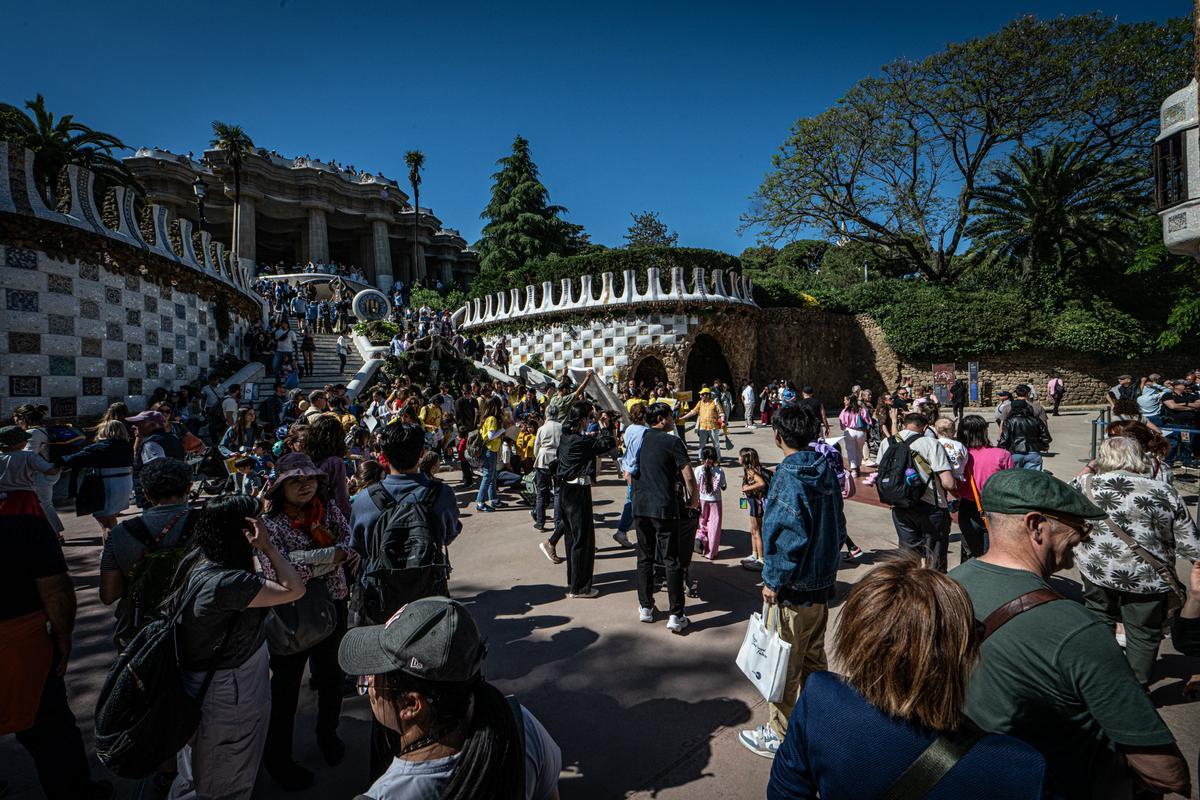 Familias de la escuela Escola Baldiri Reixac se concentrarán ante el dragón del Park Güell junto a alumnos y profesores en una acción conjunta para apoyar las movilizaciones de este mes.