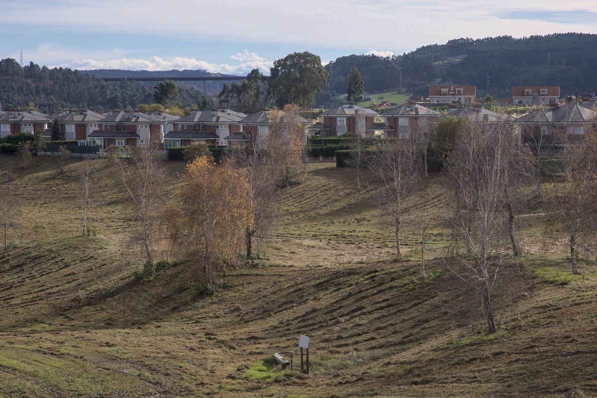 Vista parcial del campo de golf de Los Balagares, desbrozado.