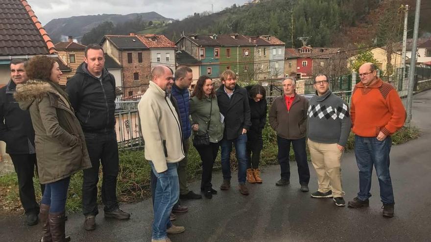 Daniel Ripa, junto a los responsables vecinales del entorno de La Pereda, ayer, en La Rebollá.