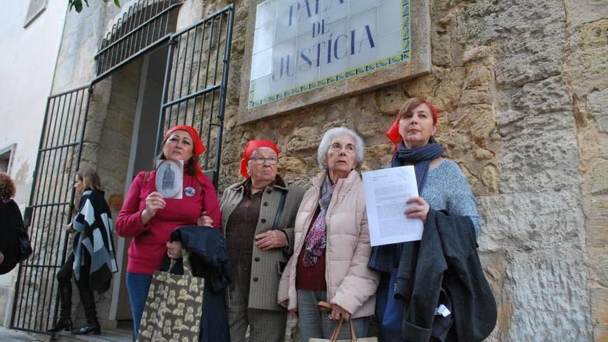 La presidenta de Memòria (derecha), junto a varias familiares de varios de los asesinados en Porreres.