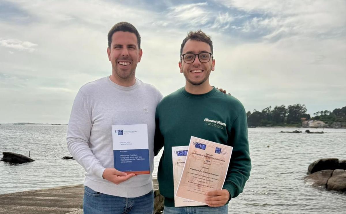 El alcalde de A Illa con el ingeniero premiado y recién doctorado en Computación Cuántica.