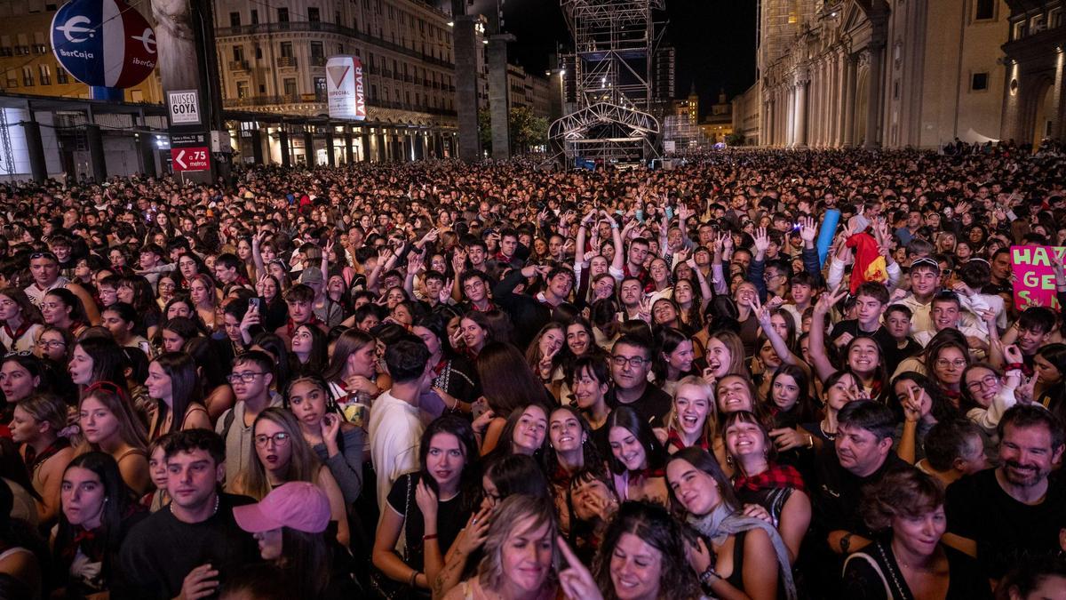 Miles de personas asisten a uno de los multitudinarios conciertos celebrados en la plaza del Pilar.