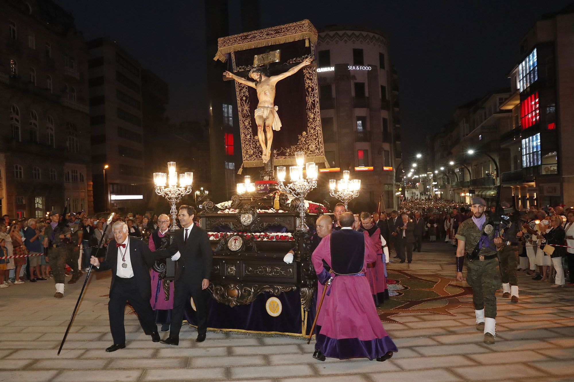 Miles de vigueses, ayer en la nueva Porta do Sol acompañando al Cristo de la Victoria en procesión