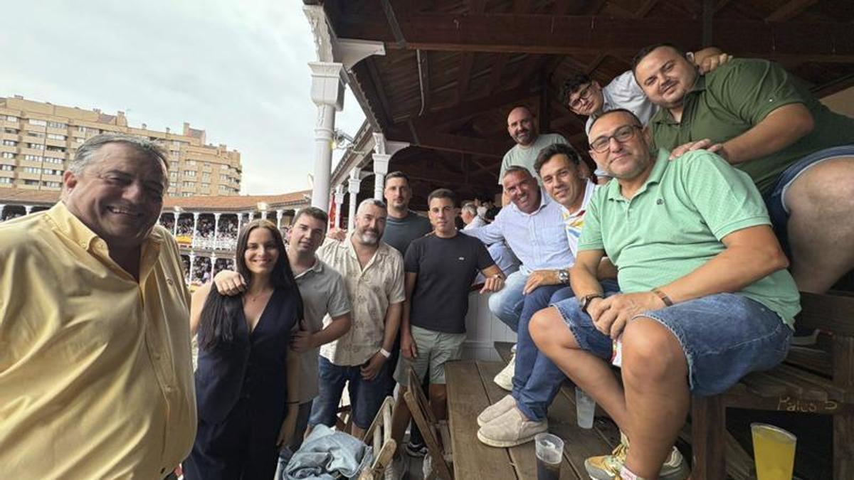 Por la izquierda, Dimas González, junto a su grupo de amigos
