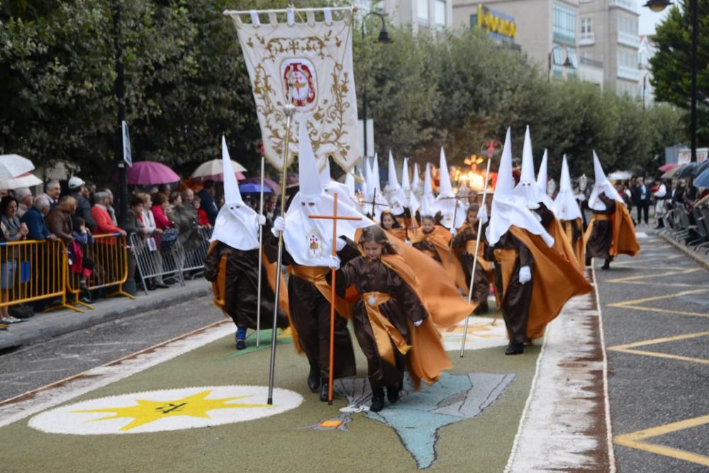 Recreacion de la Semana Santa de Cangas para el encuentro de cofradias que tuvo que ser acortado por las lluvias