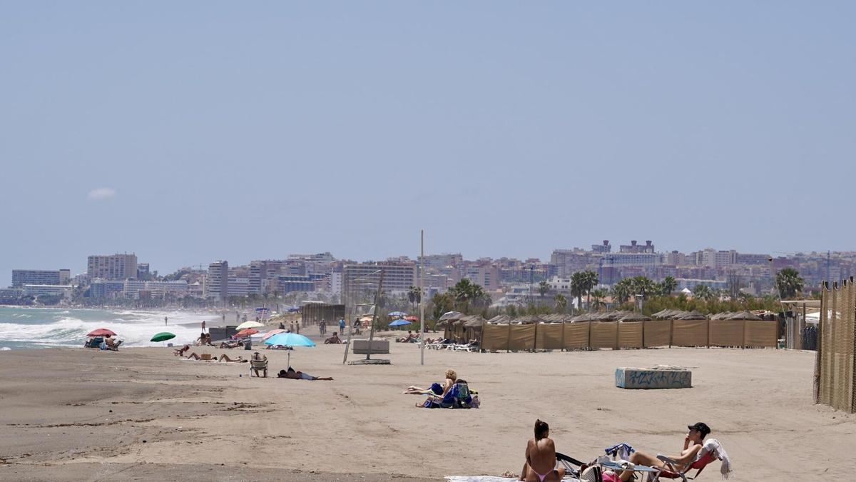 Imagen de la estación de bombeo en la playa de Arraijanal entre Guadalmar y Los Álamos