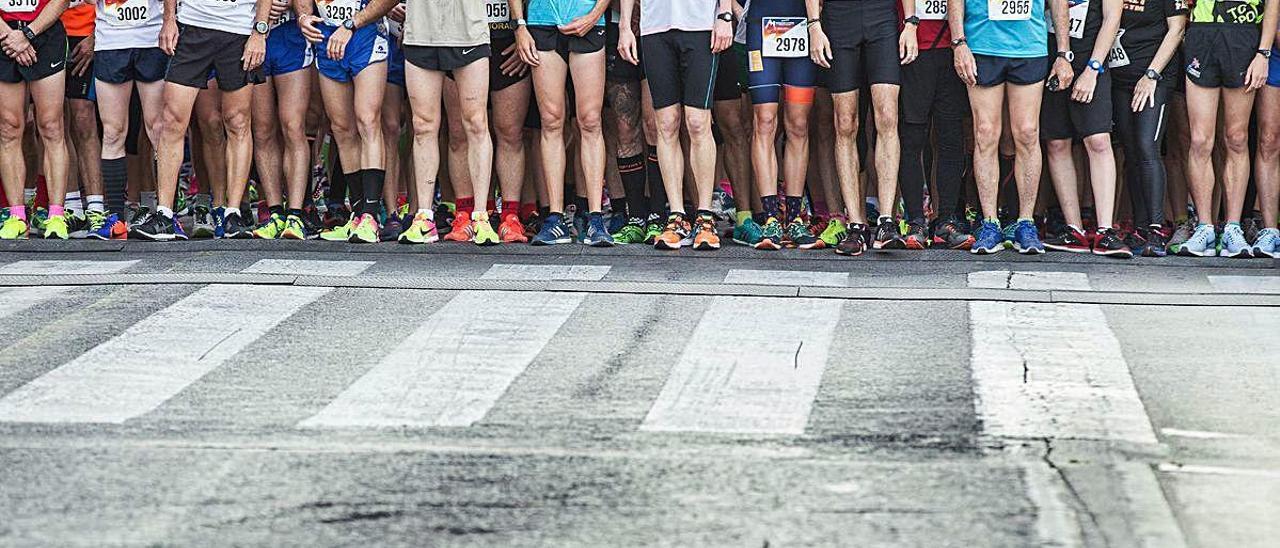 Un grupo de corredores en la última edición de la Media Maratón de Alicante en abril de 2018.