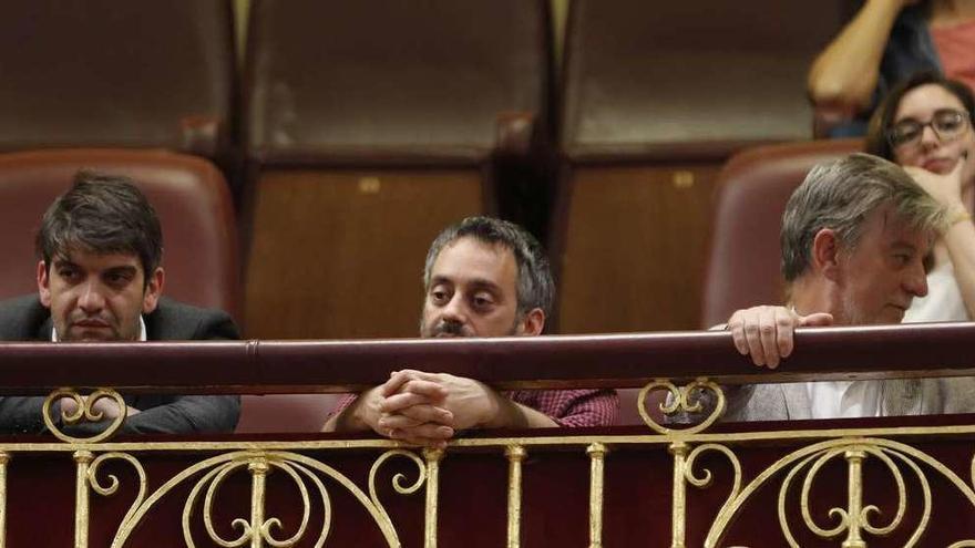 Los alcaldes de Ferrol, Jorge Suárez (i); A Coruña, Xulio Ferreiro (c); y Zaragoza, Pedro Santiesteve (d), en un momento de la sesión de ayer de la moción de censura presentada contra Rajoy. // Efe