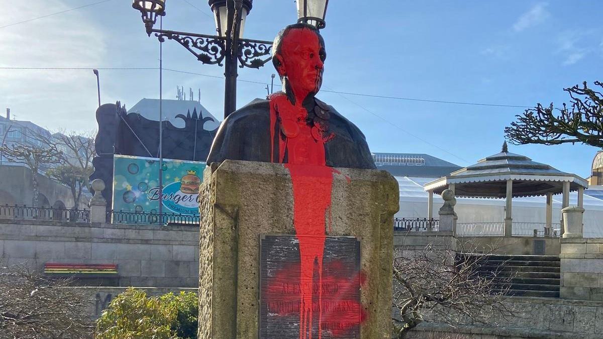 Busto de Fraga vandalizado días atrás