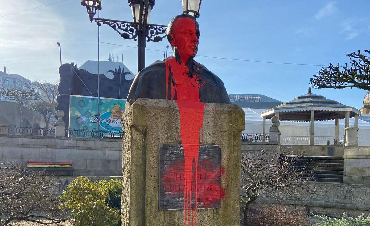 Busto de Fraga vandalizado días atrás