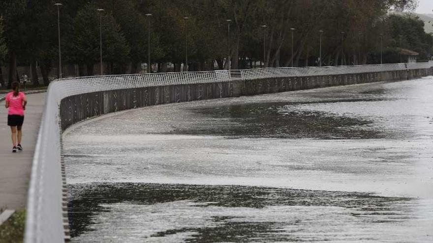 Manchas de espumas en el río Piles.